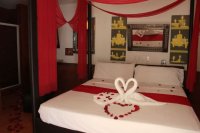 Increíble, hacen trío y uno muere