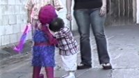 Tierno video, niño no le quiere pegar a su piñata