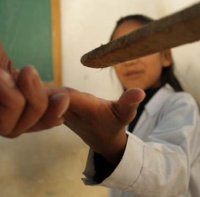 Tabla de madera para disciplinar a los alumnos