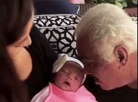 Así le canta Vicente Fernández a su bisnieta recién nacida