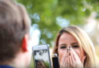 Propuesta de matrimonio “milenia” con un estuche integrado al celular