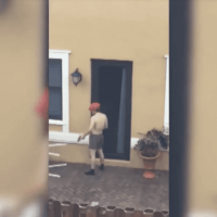 Captan asesino de Florida, practicando tiros con gorra de lema de Trump