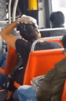 Se aplica tinte de cabello en pleno microbus