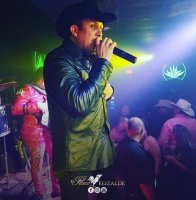 El Flaco Elizalde se cae del escenario