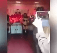 VIDEO: Viuda contata bailainas para bailar en el ataúd de su marido muerto