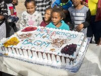 El hombre más viejo del mundo comparte pastel de sus 114 años y así luce