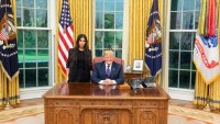 Sonriente Trump recibe a Kim Kardashian en oficina oval