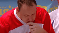 ¡No hay quién le gane! Se come 74 hotdogs en 10 minutos