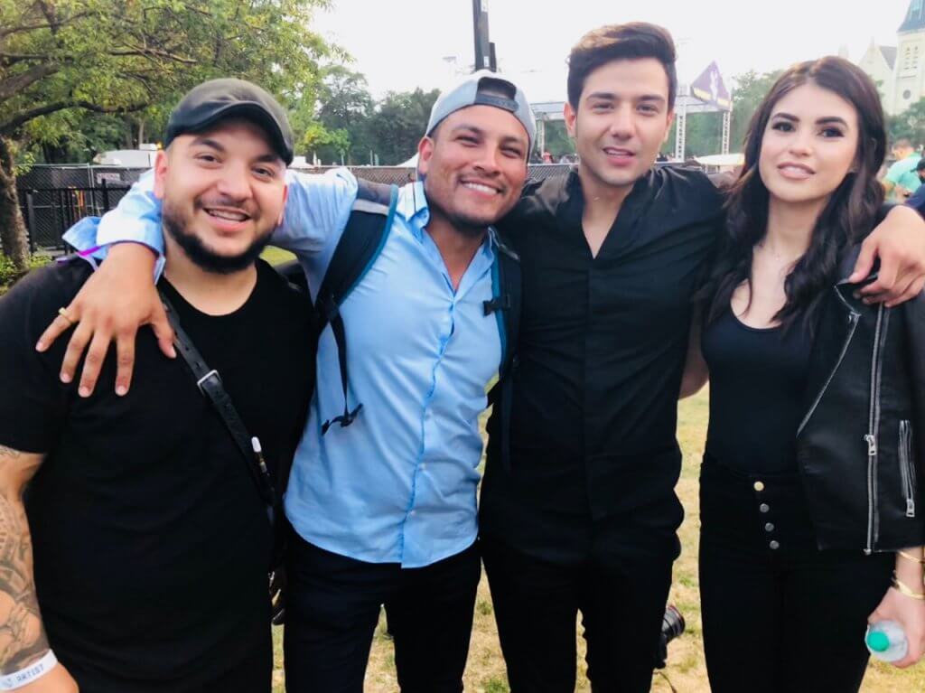Luis Coronel muy enamorado con la novia en Chicago • La Ley 107.9 FM