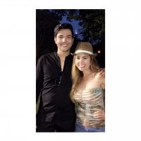 Luis Coronel muy enamorado con la novia en Chicago