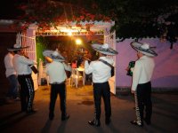 Mariachi descubre infidelidad de su novia al ser contratado para darle serenata