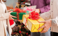 Navidad ¿Es buena idea intercambiar regalos en el trabajo?