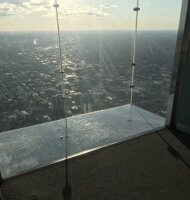 Ayer se quebro la repisa del cubiculo de vidrio en el Skydeck del Willis Tower en Chicago