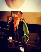 Gael Garcia porta orgulloso la bandera mexicana recibiendo homenaje en Chicago
